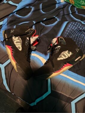 Jordan Men's Black and Red Retro Basketball Shoes